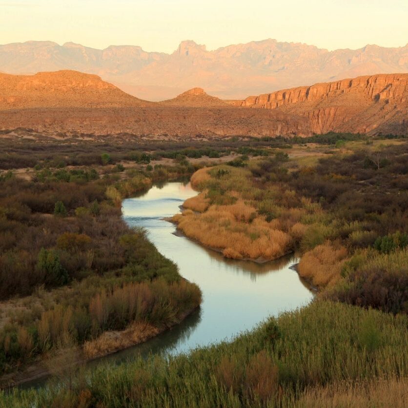 fm=f_5lY1nAE A river running through the middle of an area.